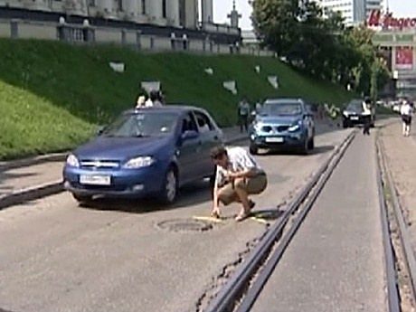 Российские автоновости | Водители начали бороться с ямами на дорогах своими способами.